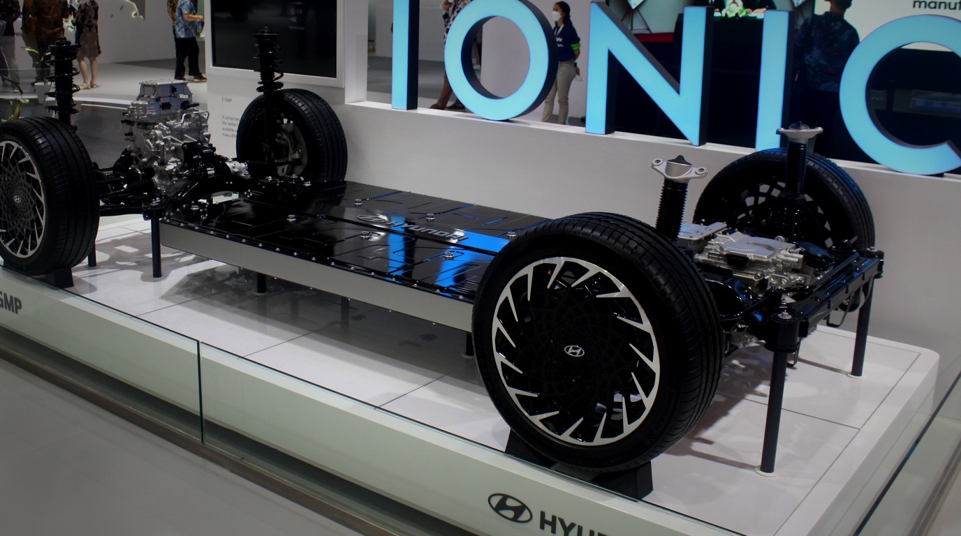 Electric vehicle high-voltage powertrain inverter and orange traction cables